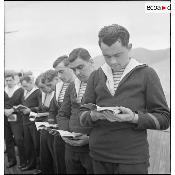 Des matelots du cuirassé Dunkerque assistent à une messe célébrée à bord du navire.