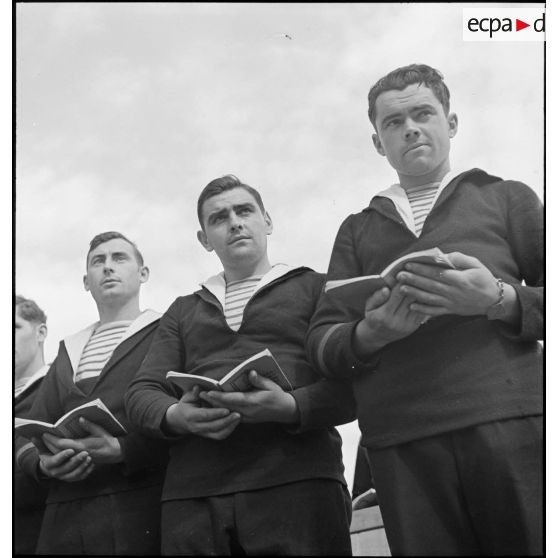 Des matelots du cuirassé Dunkerque assistent à une messe célébrée à bord du navire.