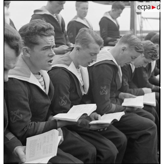 Des quartiers-maîtres du cuirassé Dunkerque assistent à une messe célébrée à bord du navire.