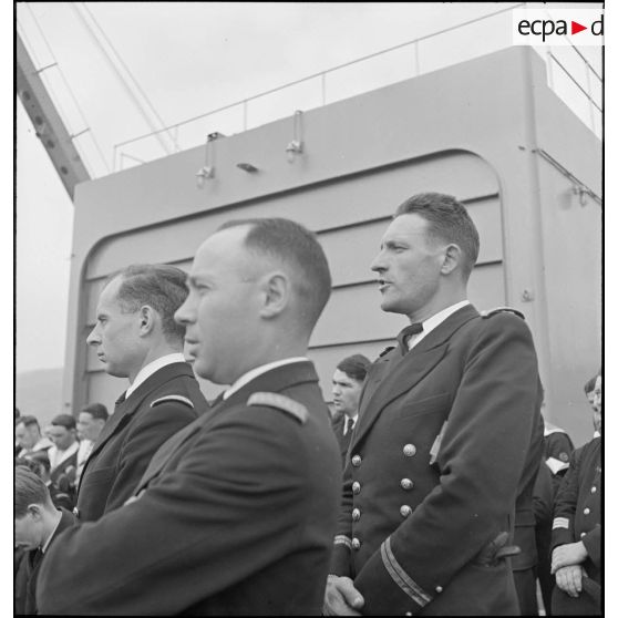 Des officiers du cuirassé Dunkerque assistent à une messe célébrée à bord du navire.