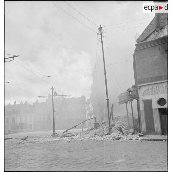 La place Jean Bart à Dunkerque après un bombardement.