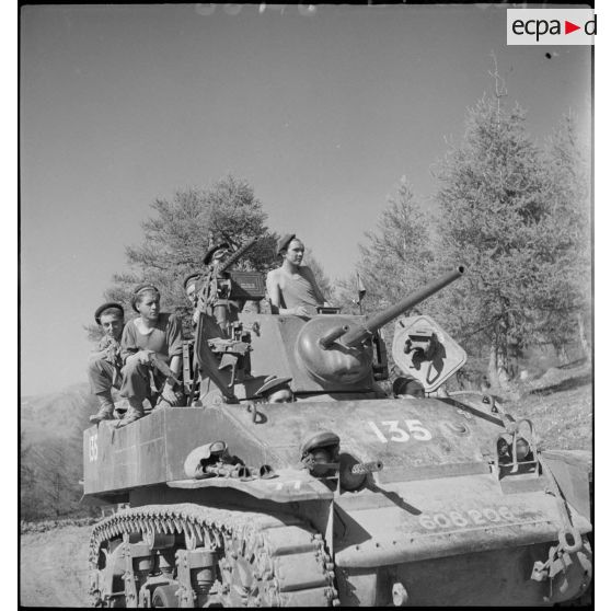 Fusiliers marins du 1er régiment de fusiliers marins (RFM) sur un char léger Stuart M5 A1.