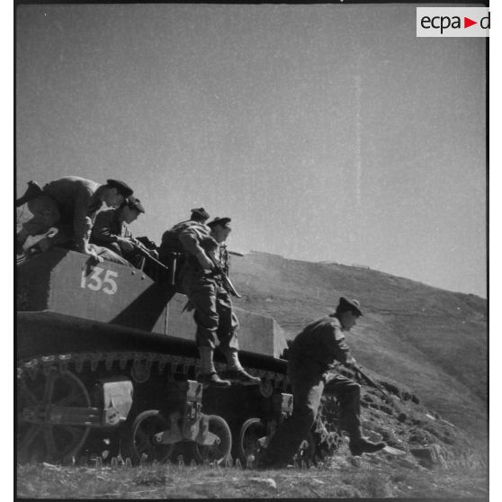 Fusiliers marins du 1er régiment de fusiliers marins (RFM) sur un char léger Stuart M5 A1.