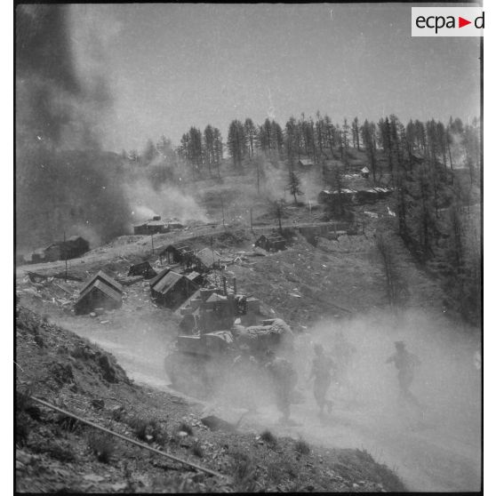 Progression d'un char léger Stuart M5 A1 du 1er régiment de fusiliers marins (RFM).