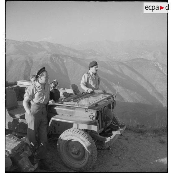 Le capitaine de corvette Barberot du 1er régiment de fusiliers marins (RFM)dans le massif de l'Authion.