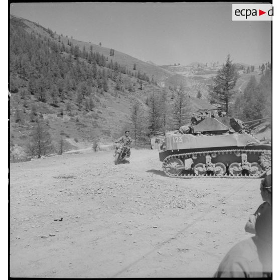 Progression d'un char léger Stuart M5 A1 du 1er régiment de fusiliers marins (RFM).