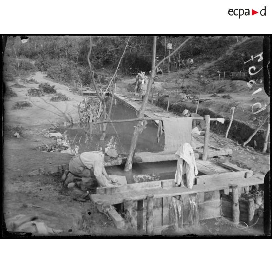 Ravin de Brimont (Oise). La petite rivière du ravin qui sert à la toilette des soldats. [légende d'origine]