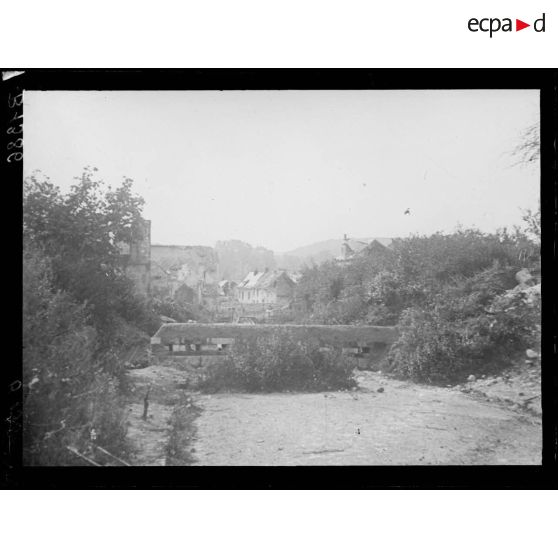 Tracy-le-Val : sortie du village vers le cimetière. [légende d’origine]