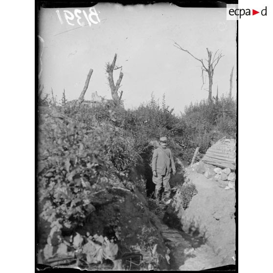 Secteur de la ferme de Quennevières : tranchée démantelée par les obus devant la ferme. [légende d’origine]