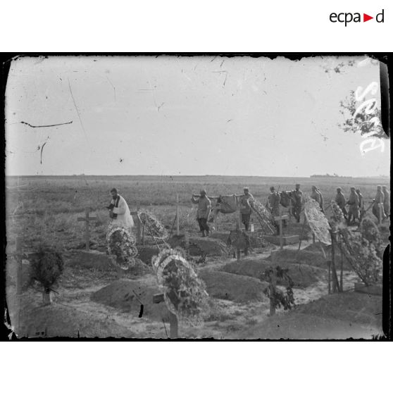 Secteur de la ferme de Quennevières : arrivée de l’enterrement de 2 soldats (du 294e). [légende d’origine]