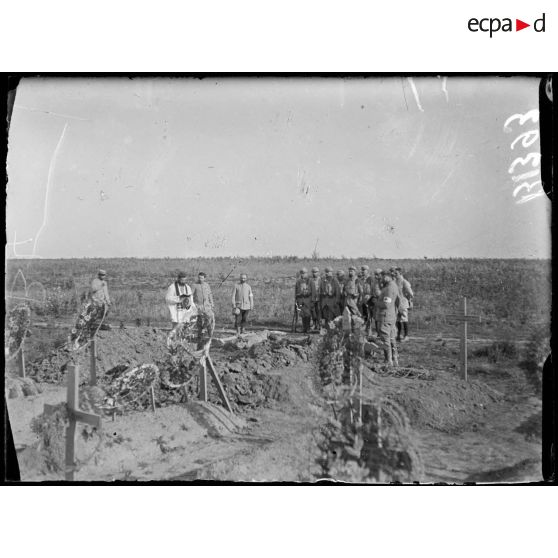 Secteur de la ferme de Quennevières : arrivée de l’enterrement de 2 soldats (du 294e). [légende d’origine]