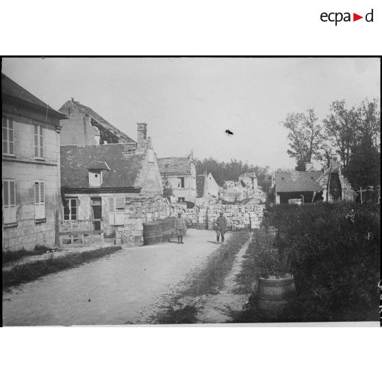 Tracy-le-Val : entrée du village. Le village occupé par nous, le cimetière par les allemands. [légende d’origine]