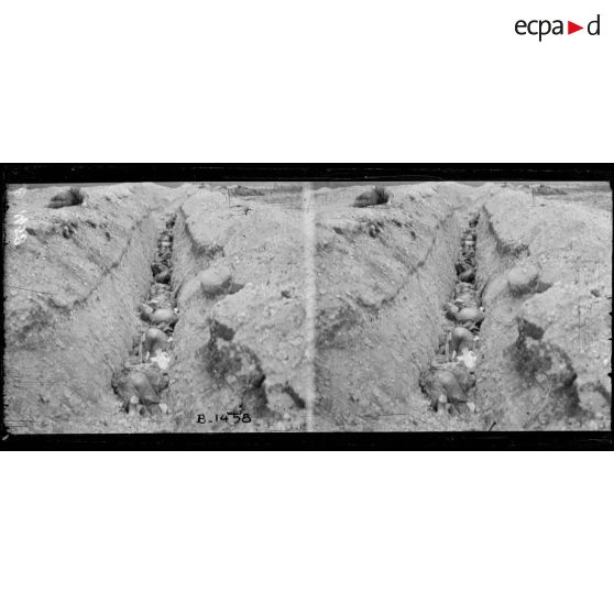 Devant Souain, ouvrage de Wagram. 22 Allemands tués par un obus de 75 dans leur tranchée. [légende d'origine]