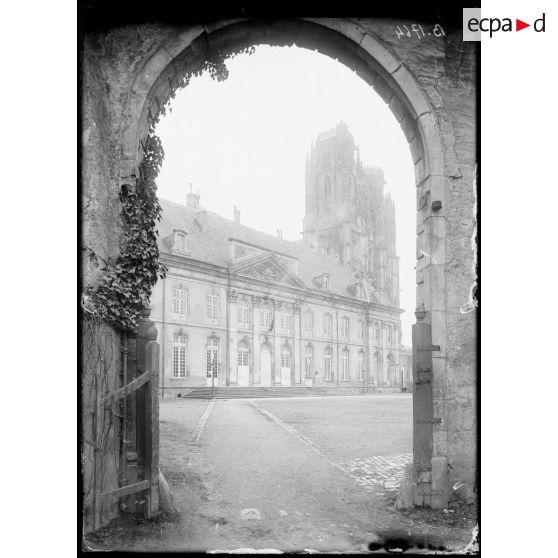 Toul (Meurthe-et-Moselle), l’hôtel de ville et la cathédrale. [légende d’origine]