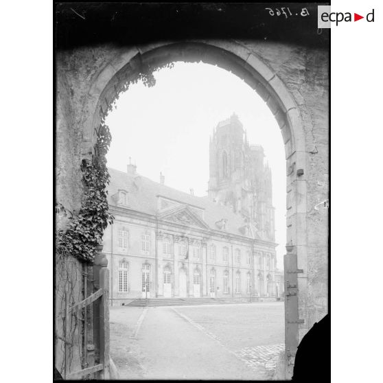 Toul (Meurthe-et-Moselle), l’hôtel de ville et la cathédrale. [légende d’origine]