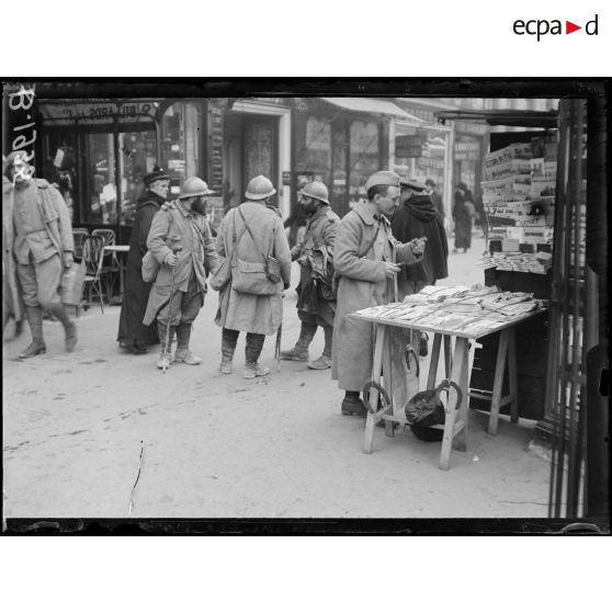 Paris, gare de l’est, boulevard de Strasbourg, les permissionnaires. [légende d’origine]