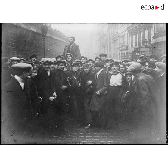 Paris gare Montparnasse, départ de la classe 17 dans la rue du départ. [légende d’origine]