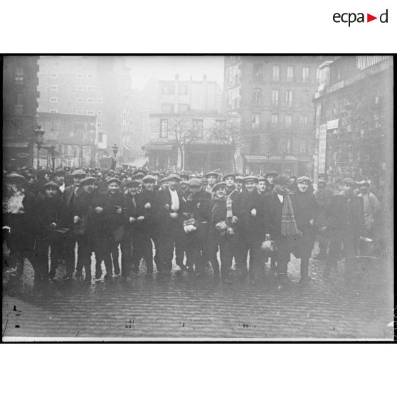 Paris gare Montparnasse, une bande de jeunes soldats. [légende d’origine]