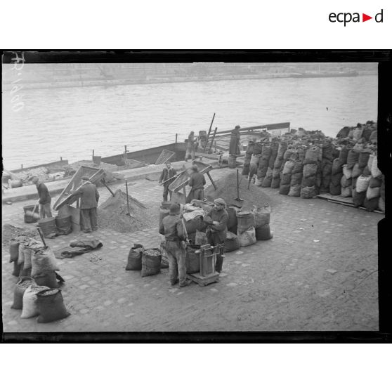 Paris quai du cours la reine, pesage du charbon. [légende d’origine]