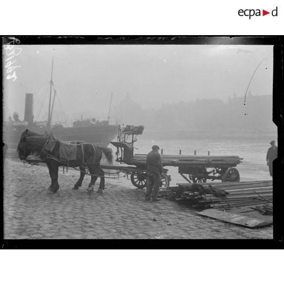 Paris quai du Louvre, chargement de planches. [légende d’origine]