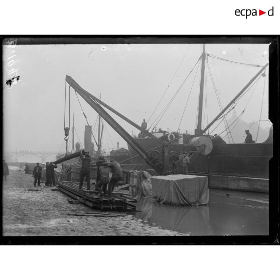 Paris quai du Louvre, déchargement d’un bateau. [légende d’origine]