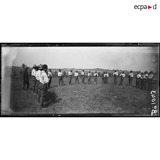 Chéry-Chartreuve (Aisne), camp d'instruction sénégalais, le Tam Tam, danse favorite des sénégalais. [légende d’origine]