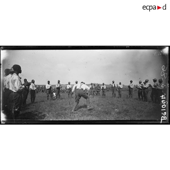 Chéry-Chartreuve (Aisne), camp d'instruction sénégalais, danse du tam tam, aux chants de leurs camarades. [légende d’origine]