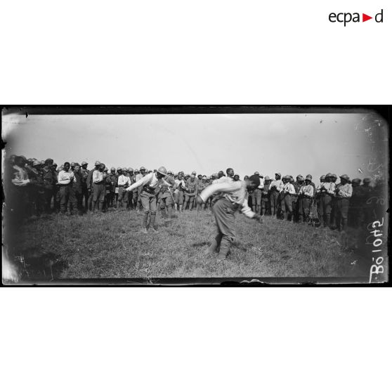 Chéry-Chartreuve (Aisne), camp d'instruction sénégalais, danse du tam tam, aux chants de leurs camarades. [légende d’origine]