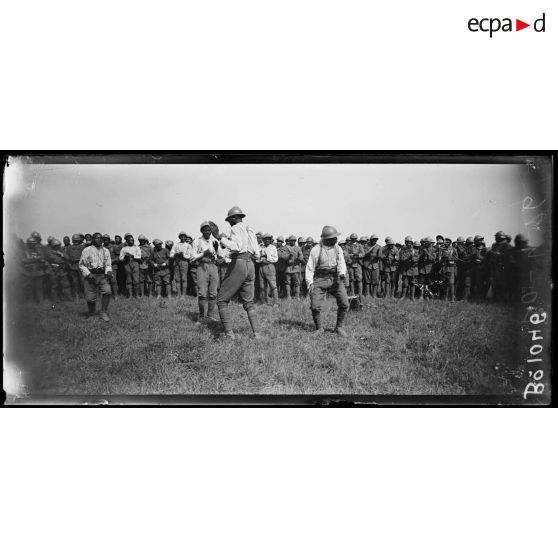 Chéry-Chartreuve (Aisne), camp d'instruction sénégalais, danse du tam tam, aux chants de leurs camarades. [légende d’origine]