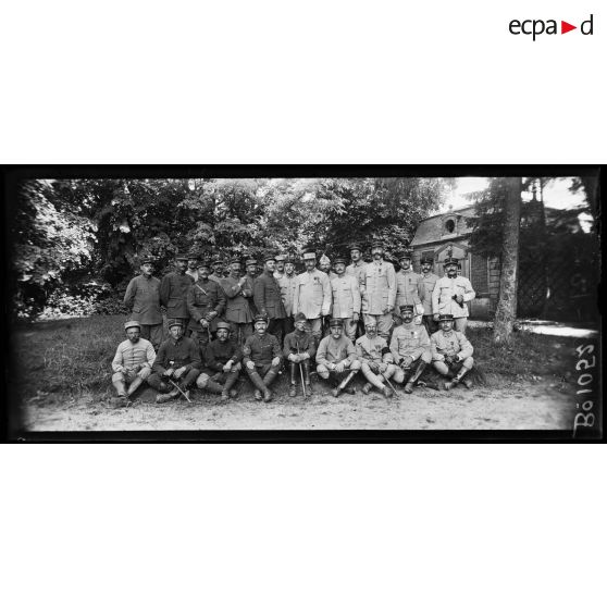 Chéry-Chartreuve (Aisne), camp d'instruction sénégalais, groupe d'officiers commandant les sénégalais, au centre le colonel. [légende d’origine]