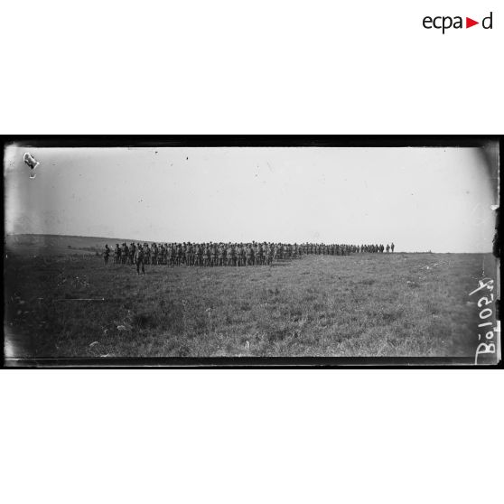 Chéry-Chartreuve (Aisne), camp d'instruction sénégalais, le rassemblement d'un bataillon avant le défilé. [légende d’origine]