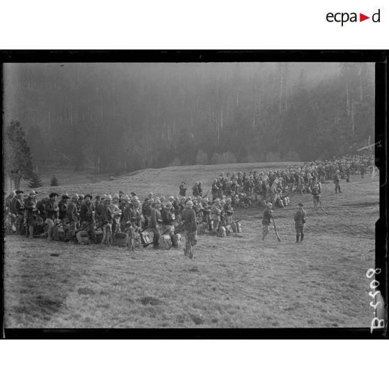 Vosges, cérémonie de remise de croix de guerre. [légende d’origine]