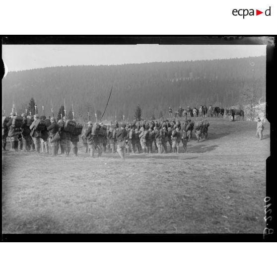 Vosges, chasseurs alpins se préparant à la manœuvre. [légende d’origine]