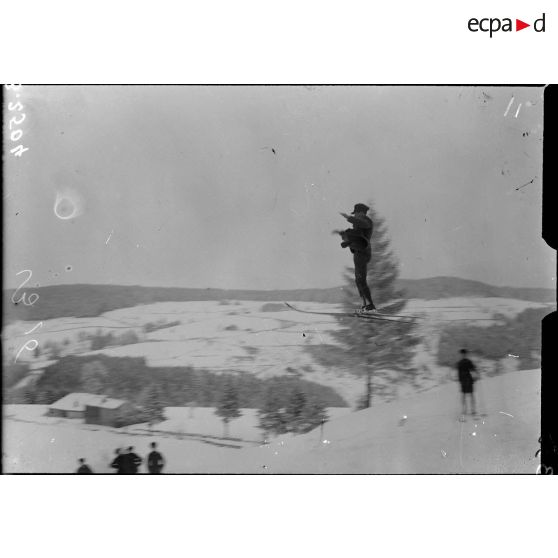 Vosges. Skieurs norvégiens section sanitaire. Un saut. [légende d'origine]