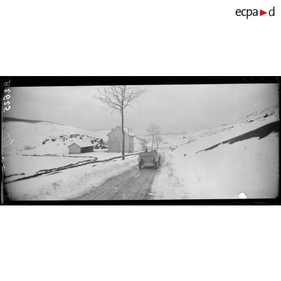 La Bresse (près). Route du col de la Grosse Pierre. Maison d'école isolée pour les enfants des hameaux épars dans la montagne. [légende d'origine]