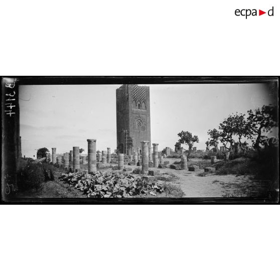 Rabat, la tour Hassan et les colonnes ruinées d’une ancienne mosquée. [légende d’origine]