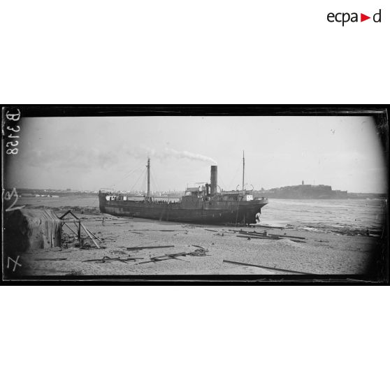 Port de Rabat, le Mauritanie, navire ensablé sur la plage de Salé. [légende d’origine]