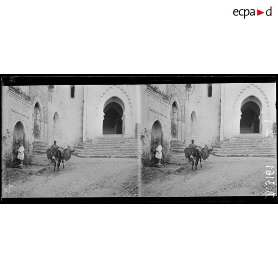 Une place de Salé, à gauche fontaine, entrée d’une medersa, à droite, entrée d’une mosquée. [légende d’origine]