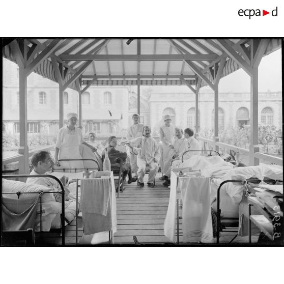 Neuilly, hôpital américain, intérieur d’un pavillon donnant sur le jardin. [légende d’origine]