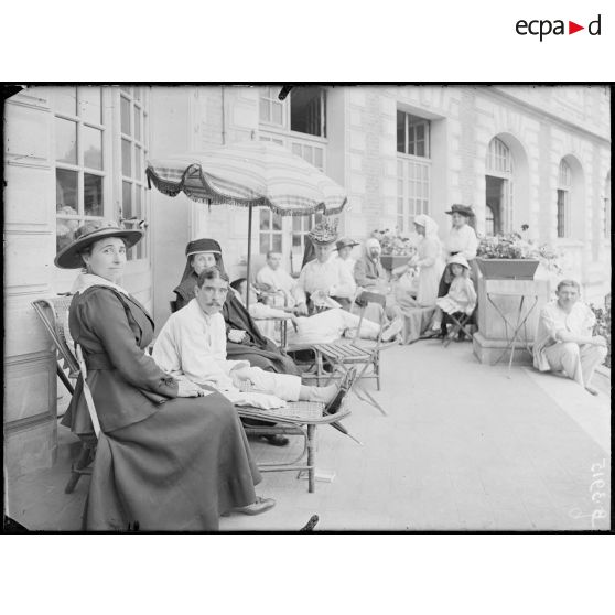 Neuilly, hôpital américain, blessés et visiteurs sur le perron donnant dans les jardins. [légende d’origine]