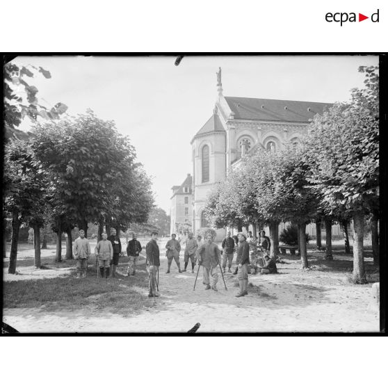 Juilly (Seine-et-Marne), ambulance américaine, un coin du parc. [légende d’origine]