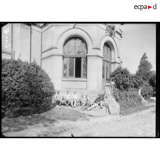 Juilly (Seine-et-Marne), ambulance américaine, blessés sur les marches de la chapelle. [légende d’origine]