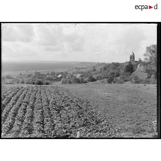 Allemant (Marne), village et panorama sur la plaine de l’Aube. [légende d’origine]