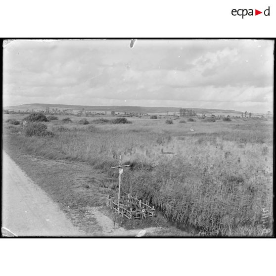 Route de Bannes (Marne), tombe française au bord du marais de St Gond. [légende d’origine]