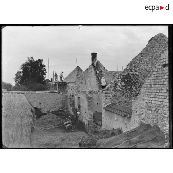 Morains-le-Petit. Un coin du village. Réparation des maisons incendiées par les Allemands en septembre 1914. [légende d’origine]