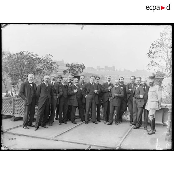 Paris. Sous-secrétariat des Beaux-Arts. Palais-Royal. Groupe de collaborateurs du sous-secrétaire d'État et de chefs de service de la Section photographique de l'armée. [légende d'origine]