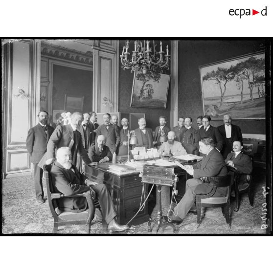 [Un groupe d'hommes politiques dans un bureau.]