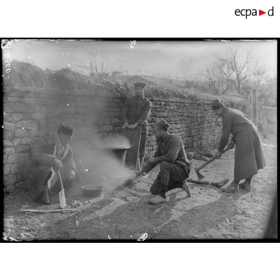 Trémont (Meuse), popote de zouaves. [légende d’origine]