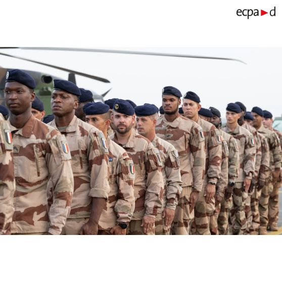 Rassemblement des troupes pour une cérémonie de transfert d'autorité à Niamey, au Niger.