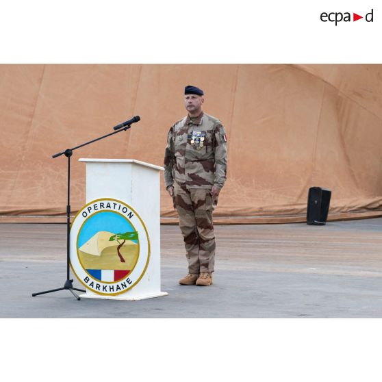 L'officier adjoint au commandant des troupes met les soldats au garde-à-vous pour une cérémonie de transfert d'autorité à Niamey, au Niger.